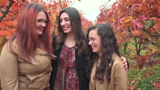 Tre Ragazze Sorridenti Medio Livello Paesaggio Rurale Parlando Camminando Uno — Video Stock