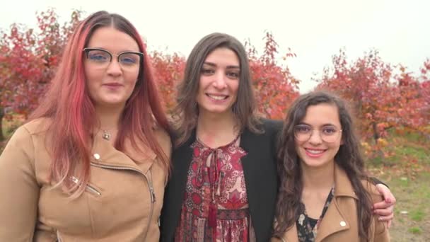 Tre Ragazze Sorridenti Medio Livello Paesaggio Rurale Parlando Camminando Uno — Video Stock