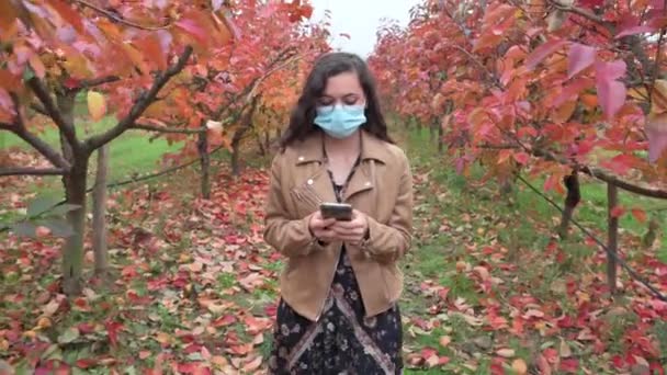 Chica Mediano Corta Caminando Parque Otoño Con Teléfono Inteligente Mujer — Vídeos de Stock