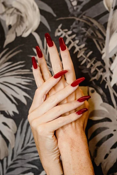 Zamknij Ręce Kobiety Pokazując Czerwony Lakier Paznokci Stylizacja Paznokci Piękno — Zdjęcie stockowe