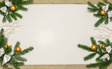 Noel kompozisyonu köknar dalları ve altın süs topları metin için alanı olan bir çerçeve içinde