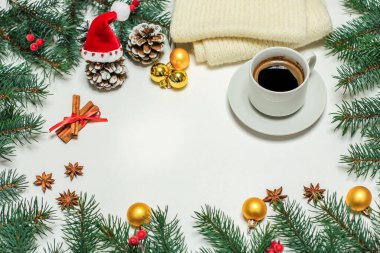 Noel kompozisyonu hamur işleri, tarçın, masada çam kozalakları köknar dallarında altın süsler, Noel Baba şapkası. Yeni Yıl