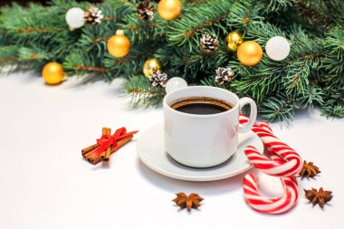 Noel kompozisyonu hamur işleri, tarçın, masada çam kozalakları köknar dallarında altın süsler, hediyeler. Yeni Yıl