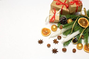 Mutlu yıllar. Noel konsepti. Beyaz arkaplanda ladin pençeleri, mumlar ve hediyeler içeren kompozisyon, metin için alanı olan yatay konum