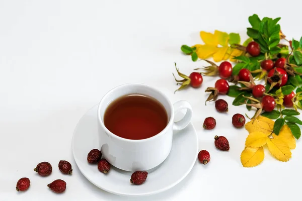 Une Tasse Blanche Thé Rose Musquée Sur Une Surface Blanche — Photo