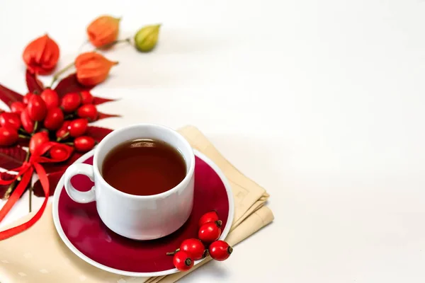 Uma Xícara Branca Chá Rosa Mosqueta Uma Superfície Branca Lado — Fotografia de Stock