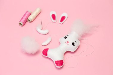 DIY Paskalya Tavşanı için adım adım talimatlar. Altıncı adım: Çift kısımları dik ve dolgu maddesiyle doldur