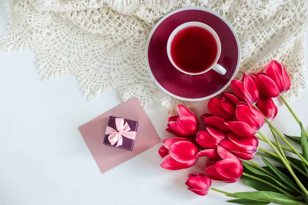 粉红郁金香在白色表面上的构图 三月八日贺卡 — 图库照片