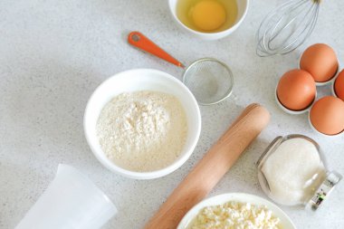 Pişirme malzemeleri ve pişirme aletleri üst görünümü ile kompozisyon