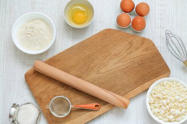 Pişirme malzemeleri ve pişirme aletleri üst görünümü ile kompozisyon