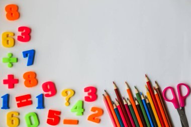 Beyaz arka planda kırtasiye malzemesi. Kopya alanı olan çeşitli okul malzemeleri