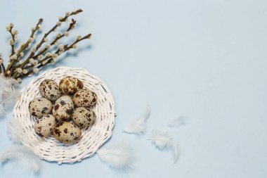 Mekanın bir kopyasıyla Paskalya yumurtalarının üst görünümü