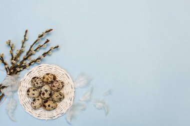 Mekanın bir kopyasıyla Paskalya yumurtalarının üst görünümü