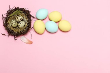 Paskalya kompozisyonu pembe arka planda boyalı yumurtalar ve boşluğun bir kopyası.