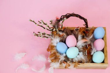 Paskalya kompozisyonu pembe arka planda boyalı yumurtalar