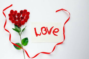 Güzel bir Sevgililer Günü konsepti, kalp ve kartlarla dolu bir sevgililer günü konsepti.