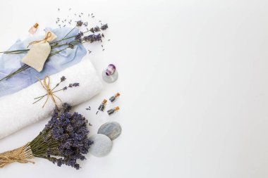 Spa konsepti, havlu, kuru lavanta, beyaz arka planda boşluğun bir kopyası.