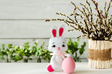 Paskalya kompozisyonu boyalı yumurta, tavşan, süs kabında söğüt dalları