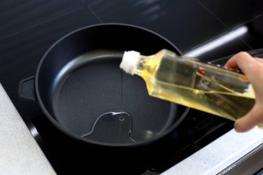 Sebze yağı fırının üzerinde duran tavaya döküldü.