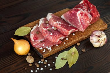 Tahtada baharat ve baharatla dilimlenmiş taze çiğ et.