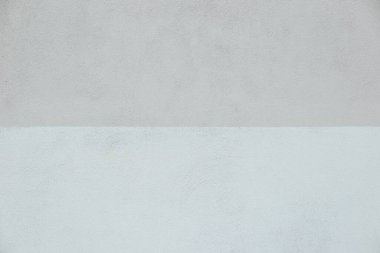 İki tonluk gri çimento duvarın yatay desenli arka planı