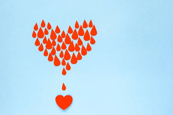 Πολλές Σταγόνες Αίματος Γεμίζουν Την Καρδιά Μπλε Φόντο Παγκόσμια Ημέρα — Φωτογραφία Αρχείου