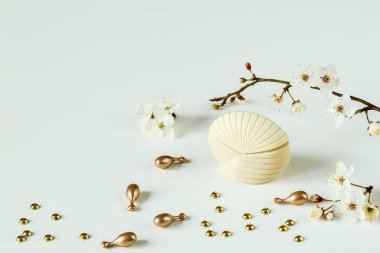 Çiçek açan bir dalın arka planında hafif bir parfüm şişesi. kadın parfümü