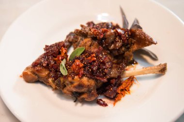 Tavşanın içinde karamelli incir ve baharatlı salam. Calabria İtalya 'dan Nduja adında bir tabak.