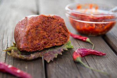 İtalyan Calabria bölgesinin mutfağının tipik baharatlı salamı nduja olarak adlandırılır. 