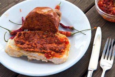 İtalyan Calabria bölgesinin mutfağının tipik baharatlı salamı nduja olarak adlandırılır. 