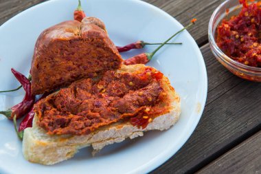 İtalyan Calabria bölgesinin mutfağının tipik baharatlı salamı nduja olarak adlandırılır. 
