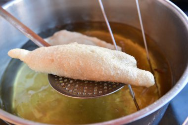 Mozzarella ve domatesli Napoli usulü kızarmış pizza. 