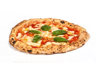 Fırından yeni çıkmış margherita pizza adında gerçek bir Napoli İtalyan pizzası.