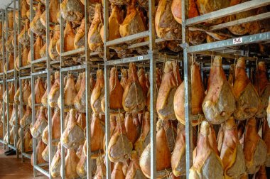 Çiğ jambon endüstrisinde prosciutto crudo denilen çiğ İtalyan jambonu.