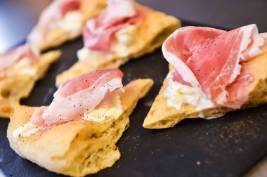 Pizza ve jambon İtalyan yemeği.