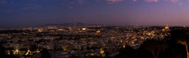Roma 'nın panoramik manzarası alacakaranlıkta Monte Mario tepesinden arka planda Roma kaleleri ile