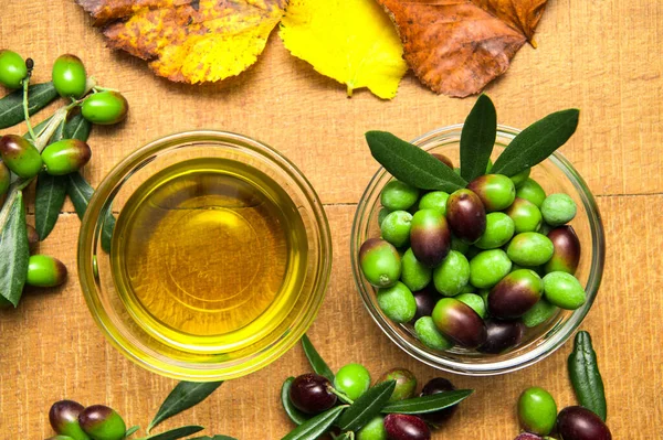 Natives Olivenöl Extra Einer Klaren Schüssel Auf Einem Hölzernen Hintergrund — Stockfoto