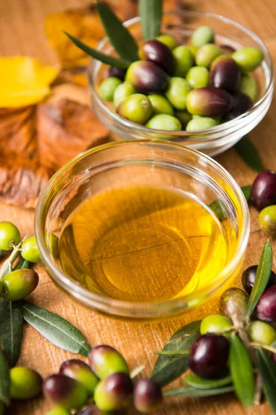 Extra Virgin Olive Oil Clear Bowl Wooden Background Bowl Olives — Stock Photo, Image