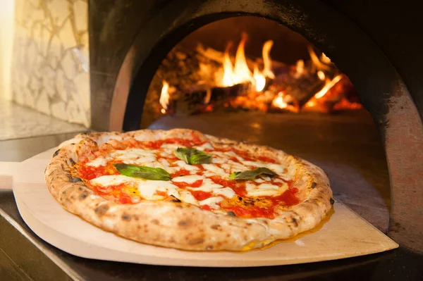 Fırından Yeni Çıkmış Margherita Pizza Adında Gerçek Bir Napoli Talyan — Stok fotoğraf