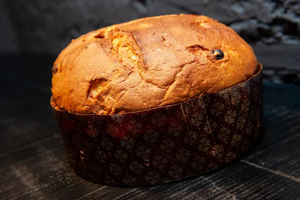 Típico Italiano Natal Doce Panettone Fundo Madeira Preta — Fotografia de Stock