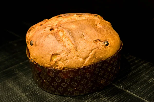 Típico Italiano Natal Doce Panettone Fundo Madeira Preta — Fotografia de Stock