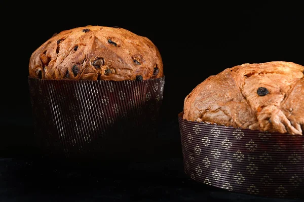 Dois Panettone Artesanal Alto Baixo Sobre Fundo Preto Com Luz — Fotografia de Stock