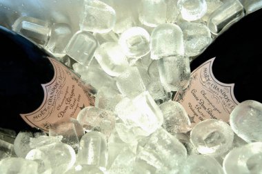 Dom Perignon 'u tatmak şampanya mahsulü Rose