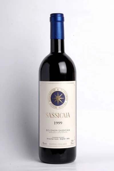 Vino Rosso Sassicaia Supertuscan Bolgheri Toscana Italia Fondo Bianco Isolato Foto Stock