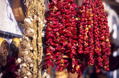 Nduja 'nın hazırlanması için Calabrian baharatlı biberi vişneli kurutulmuş domatesler.