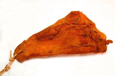 İtalya 'da guanciale adı verilen baharatlı pastırma arrabbiata makarnası ya da beyaz arka planda izole edilmiş pastırma ve domatesli çok baharatlı makarna.