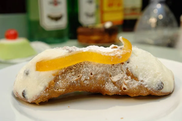 리코타와 오렌지 시실리 아노라고 시칠리아의 칸놀리는 이탈리아 칠리아 후식이다 — 스톡 사진