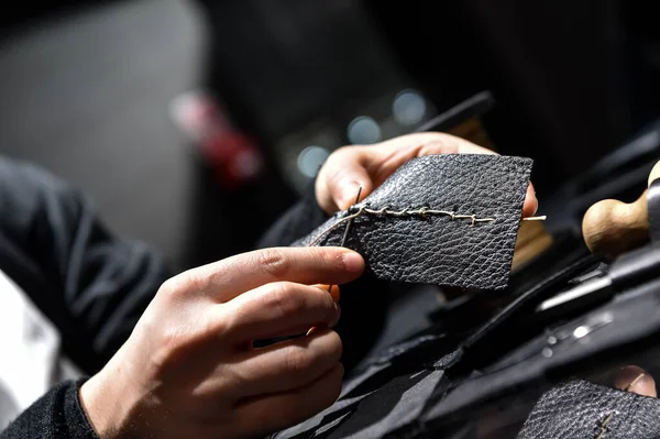 Leather Craftsman Works Leather Sews Leather Goods Use Needle Thread — Stock Photo, Image