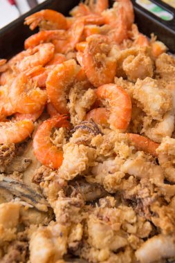 İtalyan denizinden kızarmış balık ve karides. Frittura kalamar e gamberi.