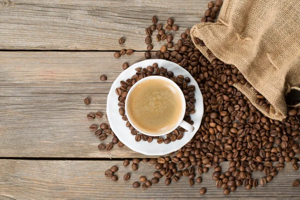 Tasse à café blanche avec sac ouvert — Photo